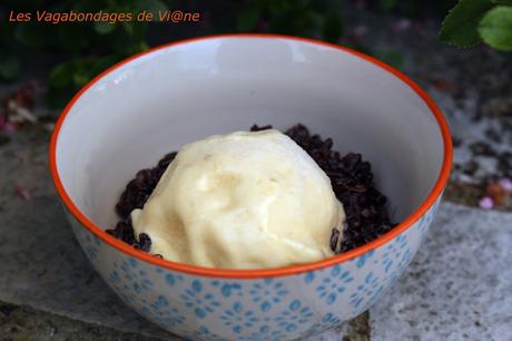 Glace à la mangue sur riz vénéré au lait de coco