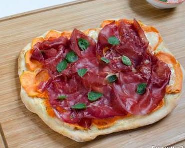 Pizza à la patate douce, bresaola et ossau-iraty