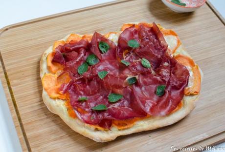 Pizza à la patate douce, bresaola et ossau-iraty