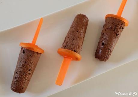 Bâtonnets de mousse au chocolat glacée