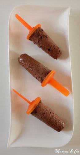 Bâtonnets de mousse au chocolat glacée