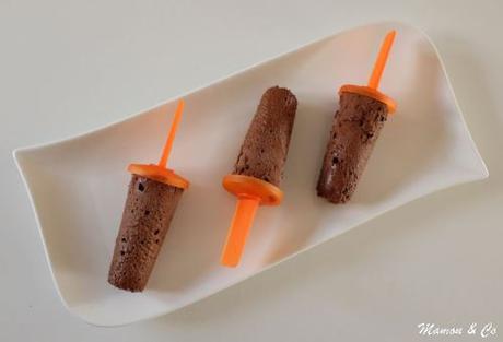 Bâtonnets de mousse au chocolat glacée