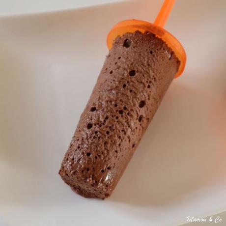 Bâtonnets de mousse au chocolat glacée