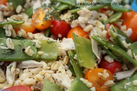 Salade de blé au poulet, pois gourmands et tomates cerises