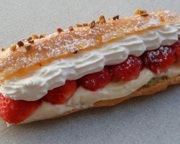 Éclair aux fraises sur un confit de rhubarbe