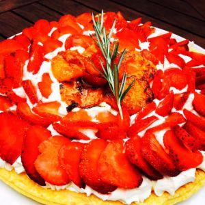 Tarte aux fraises et abricots rôtis