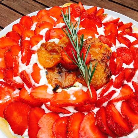 Tarte aux fraises et abricots rôtis