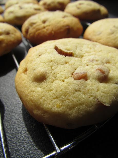 Cookies au caramel et noisettes.