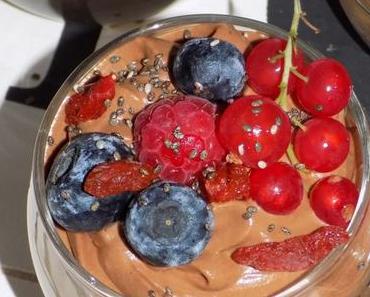 Mousse au chocolat bio healthy aux graines de Chia, fruits rouges, baies de goji !!