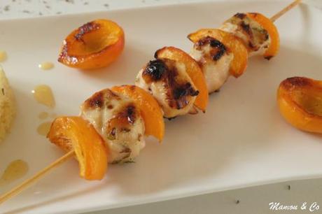 Brochettes de poulet aux abricots frais et au thym