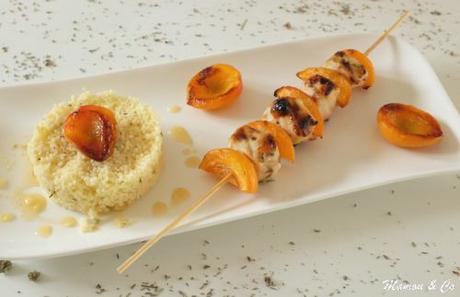 Brochettes de poulet aux abricots frais et au thym