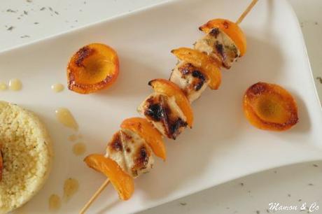 Brochettes de poulet aux abricots frais et au thym