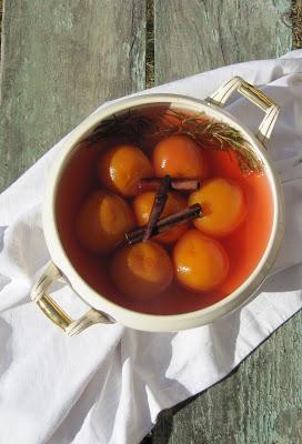 Pêches au vin et au romarin