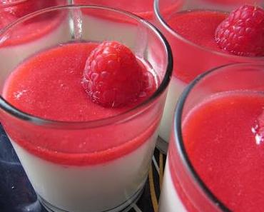 Panna cotta au lait de coco et framboises.