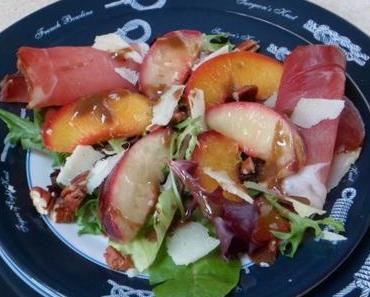 Jeunes pousses de salade aux pêches rôties