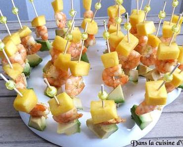 Brochettes apéritives exotiques : mangue, crevettes coco-curry et avocat / Exotic skewers : mango, shrimp coco-curry and avocado