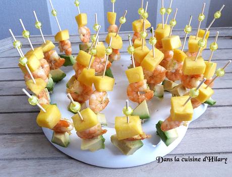 Brochettes apéritives exotiques : mangue, crevettes coco-curry et avocat / Exotic skewers : mango, shrimp coco-curry and avocado