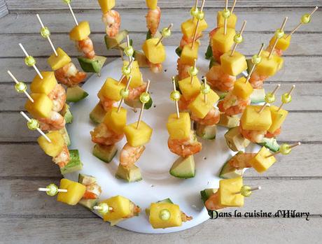 Brochettes apéritives exotiques : mangue, crevettes coco-curry et avocat / Exotic skewers : mango, shrimp coco-curry and avocado