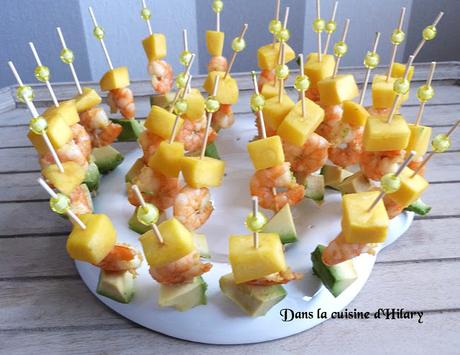 Brochettes apéritives exotiques : mangue, crevettes coco-curry et avocat / Exotic skewers : mango, shrimp coco-curry and avocado