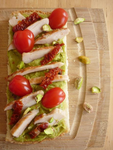 Tartines printanières : guacamole, poulet, tomates séchées et pistaches