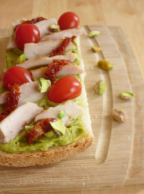 Tartines printanières : guacamole, poulet, tomates séchées et pistaches