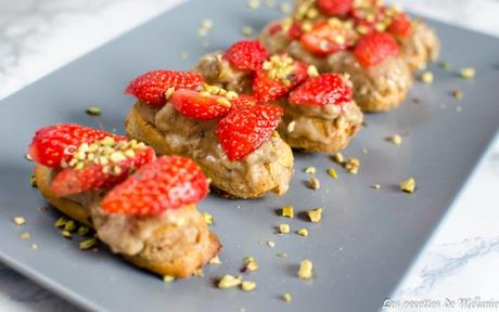 Éclair à la pistache et à la fraise