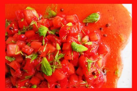 Tartare de fraises à la vinaigrette de jeunes pousses de sapin et baies du Paradis