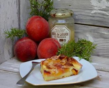 Clafoutis aux pêches, amandes, miel et romarin