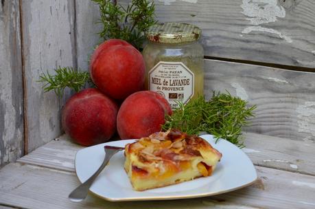 Clafoutis aux pêches, amandes, miel et romarin