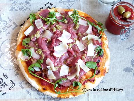 Pizza au carpaccio de boeuf et olives vertes / Beef carpaccio and green olives pizza