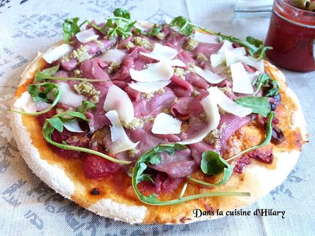 Pizza au carpaccio de boeuf et olives vertes / Beef carpaccio and green olives pizza