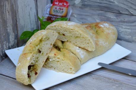 Fougasse au pesto, tomates séchées et chèvre