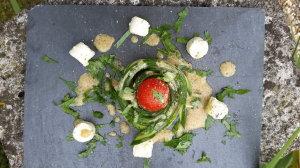 Fleurs de concombre, tomate cerise, boursin en vinaigrette