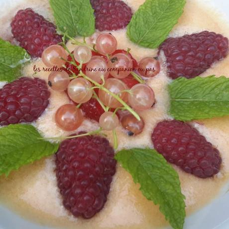 Soupe de melon et sa nage de fruits du jardin (framboises, fraises, groseilles)