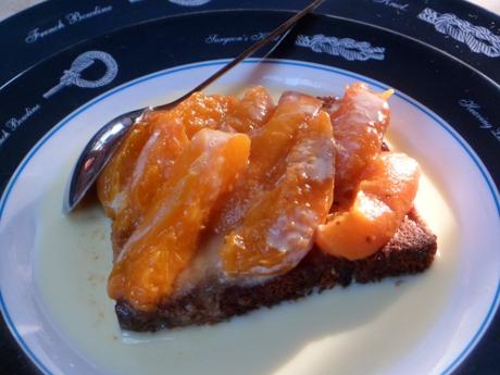 Pain d'épices, abricots, crème anglaise