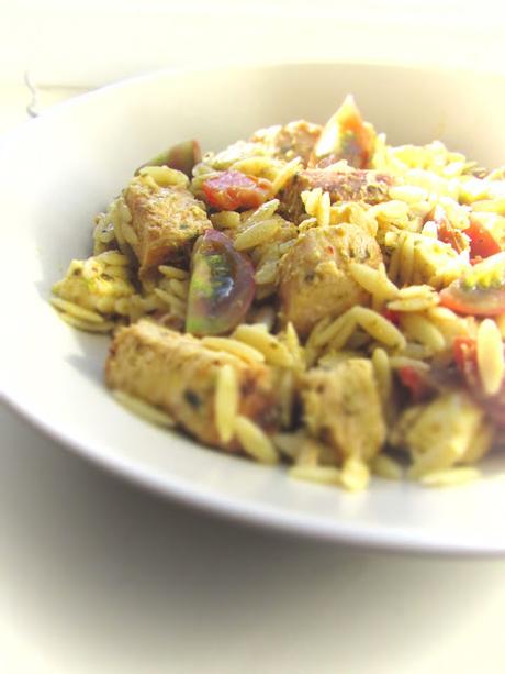 Salade de pâtes au poulet et pesto.