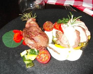 sot l'y laisse de Dinde au romarin cuit à basse température, sur un lit de légumes du soleil, et une crème de Genièvre