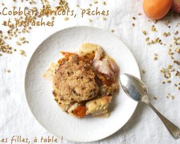 Cobbler aux abricots, pêches et éclats de pistache