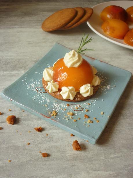 Sablé aux amandes, pèche rotie et mascarpone