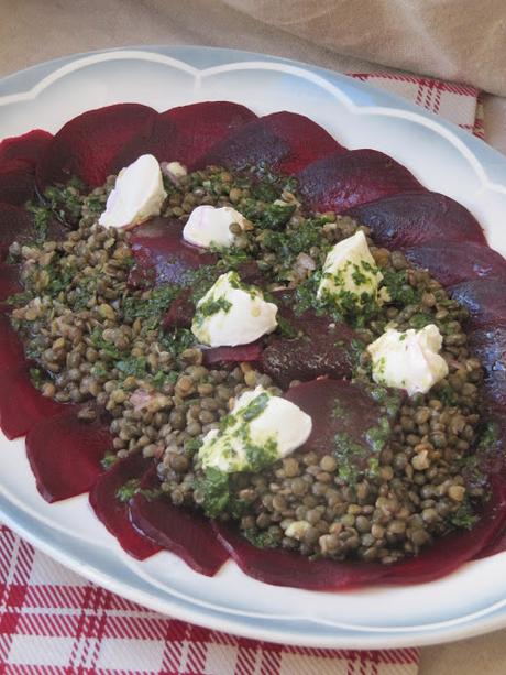 Salade de lentilles, betterave et chèvre frais au basilic