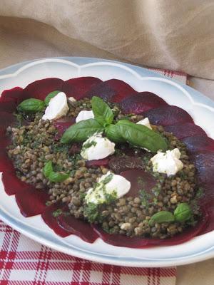 Salade de lentilles, betterave et chèvre frais au basilic