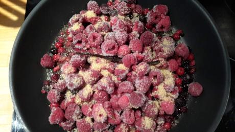 Samoussas et sa compotée de fruits rouges, framboises, vanille et rhum