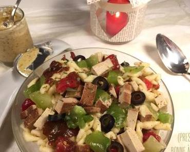 Salade rustique de pâtes à la moutarde, lardons de tofu, tomates et estragon {vegan}