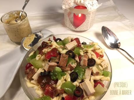 Salade rustique de pâtes à la moutarde, lardons de tofu, tomates et estragon {vegan}