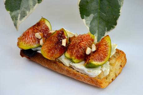 Tartine de fromage de chèvre aux figues, miel et noisettes