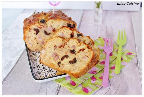 Cake aux lardons, olives et tomates