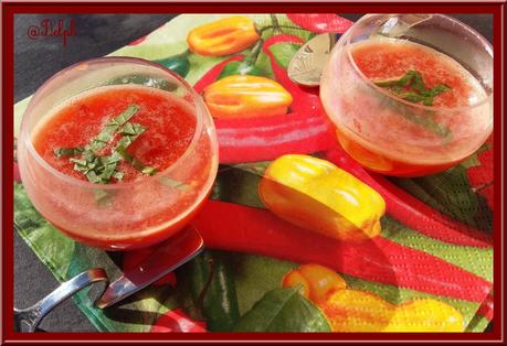 Verrines de soupe de tomates au basilic