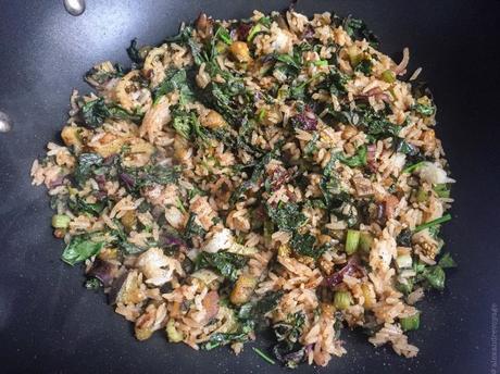 Cuisine (violette) du placard – Un riz sauté au kale et à l’aubergine