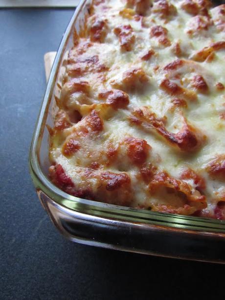 Gratin de pâtes aux légumes méditerranéens et scampis.