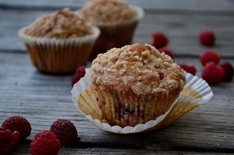 Muffins aux framboises moelleux à l' intérieur et croustillant sur le dessus